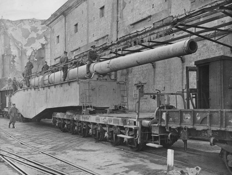 Одно из двух немецких 280-мм железнодорожных орудий Krupp K5, захваченных союзниками.