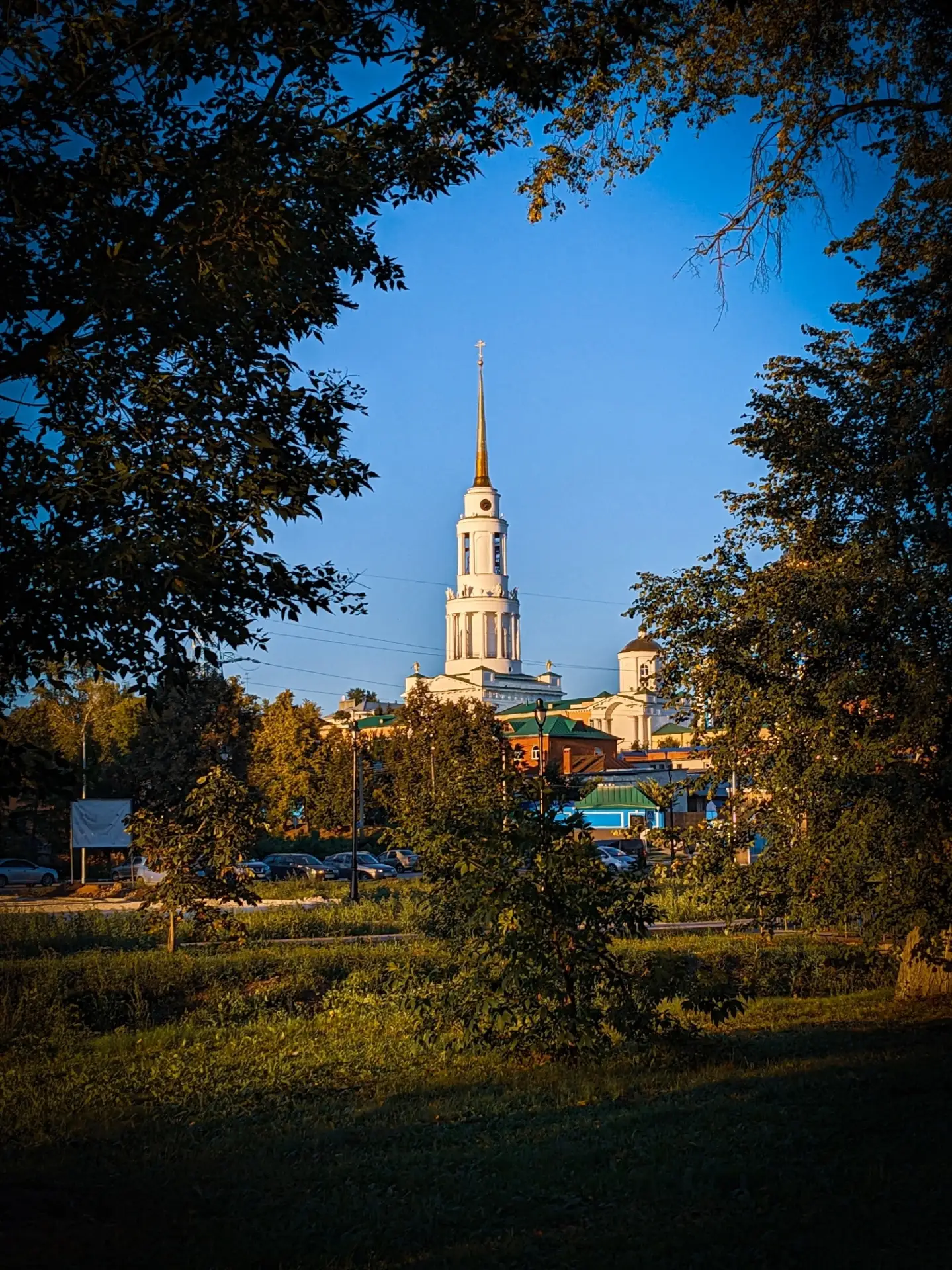 Город Задонск в золотой час – это что-то про уют и тепло 💛☀