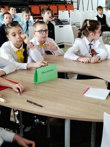 КВН по математике между учениками 2А и 2В классов прошёл в актовом зале лицея! Ребята активно участв