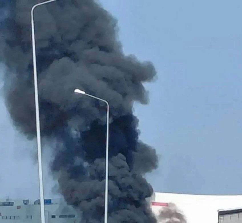 ⚡️В Екатеринбурге при падении обломков БПЛА загорелась автостоянка, заявил губернатор.
