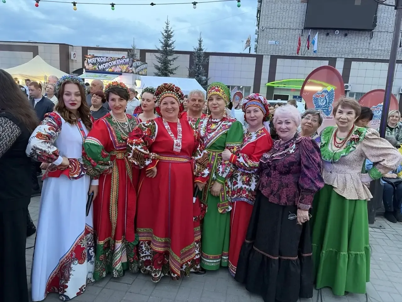 Прямо сейчас на площади «Юбилейная» проходит праздничный концерт «Победа за нами».  На одной сцене с