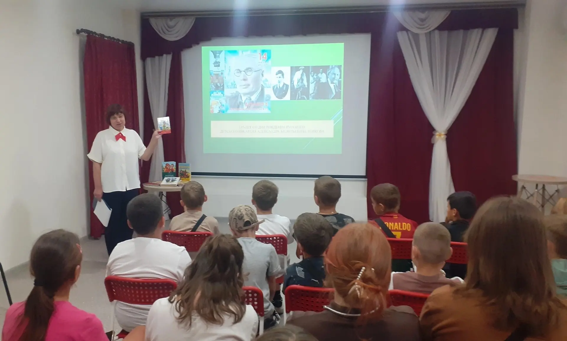 «А все-таки на свете придумано не зря:
 Что открывают двери ребятам лагеря!»
  👍Жизнь в летнем лаге
