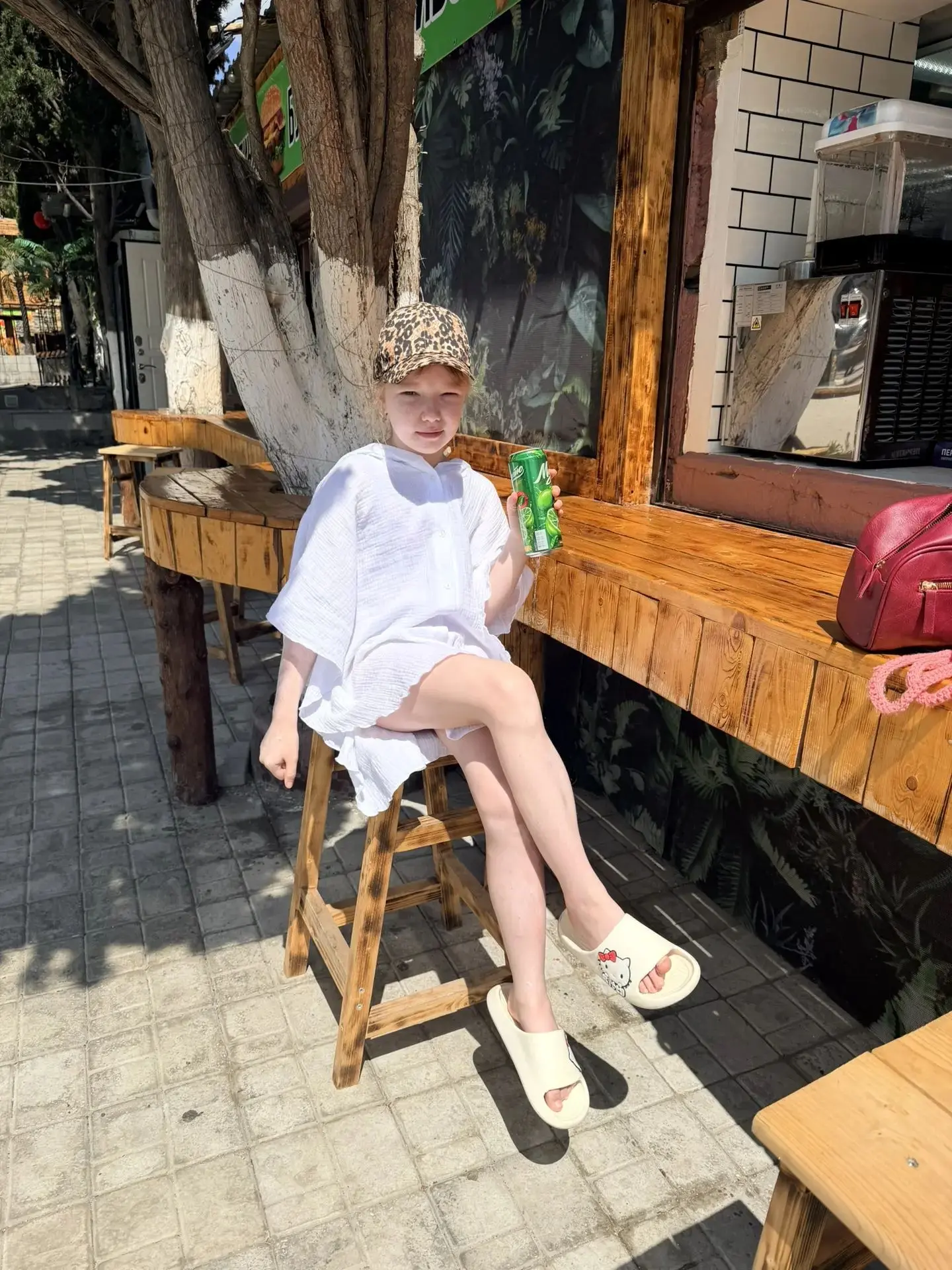 🌞Ура, каникулы! 🏖️

Лена Новак из 3 «Б» класса отдыхает в Судаке, купается и загорает на берену Чё