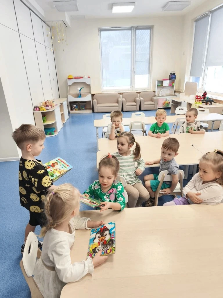 Дети из дошкольных групп приняли участие в двух увлекательных выставках рисунков.  Ребята из средней