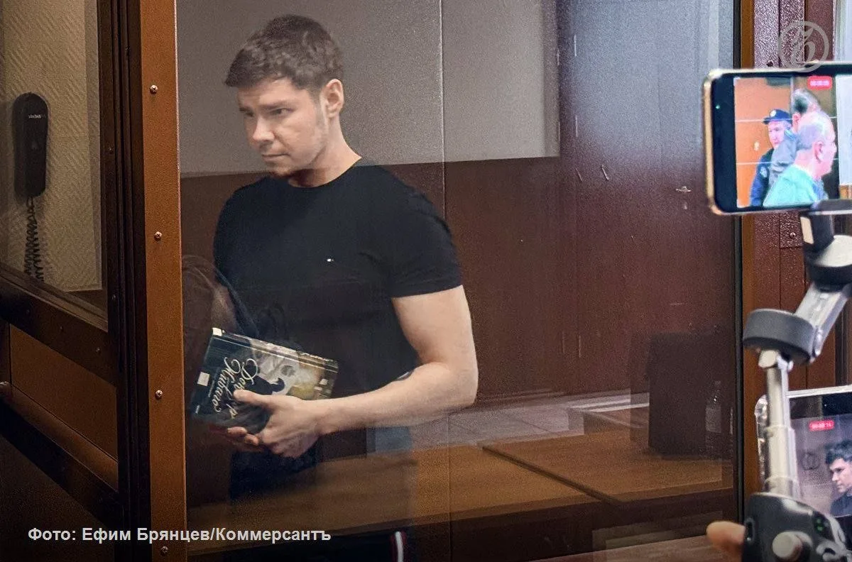Мосгорсуд сократил на год срок наказания блогеру и основателю «Лайк Центра» Аязу Шабутд...