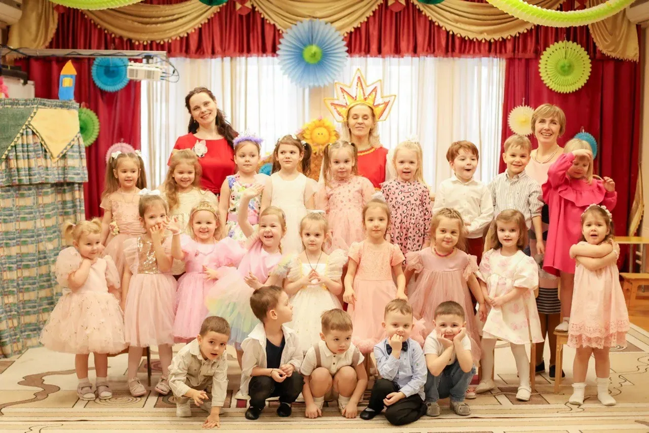 "Счастливым, радостным, прекрасным Пусть будет день и час любой, Как в этот нежный, добрый праздник,