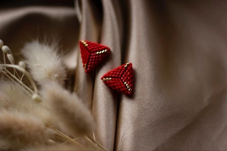Купила себе красные брюки, теперь срочно нужны красные серьги 💄👠