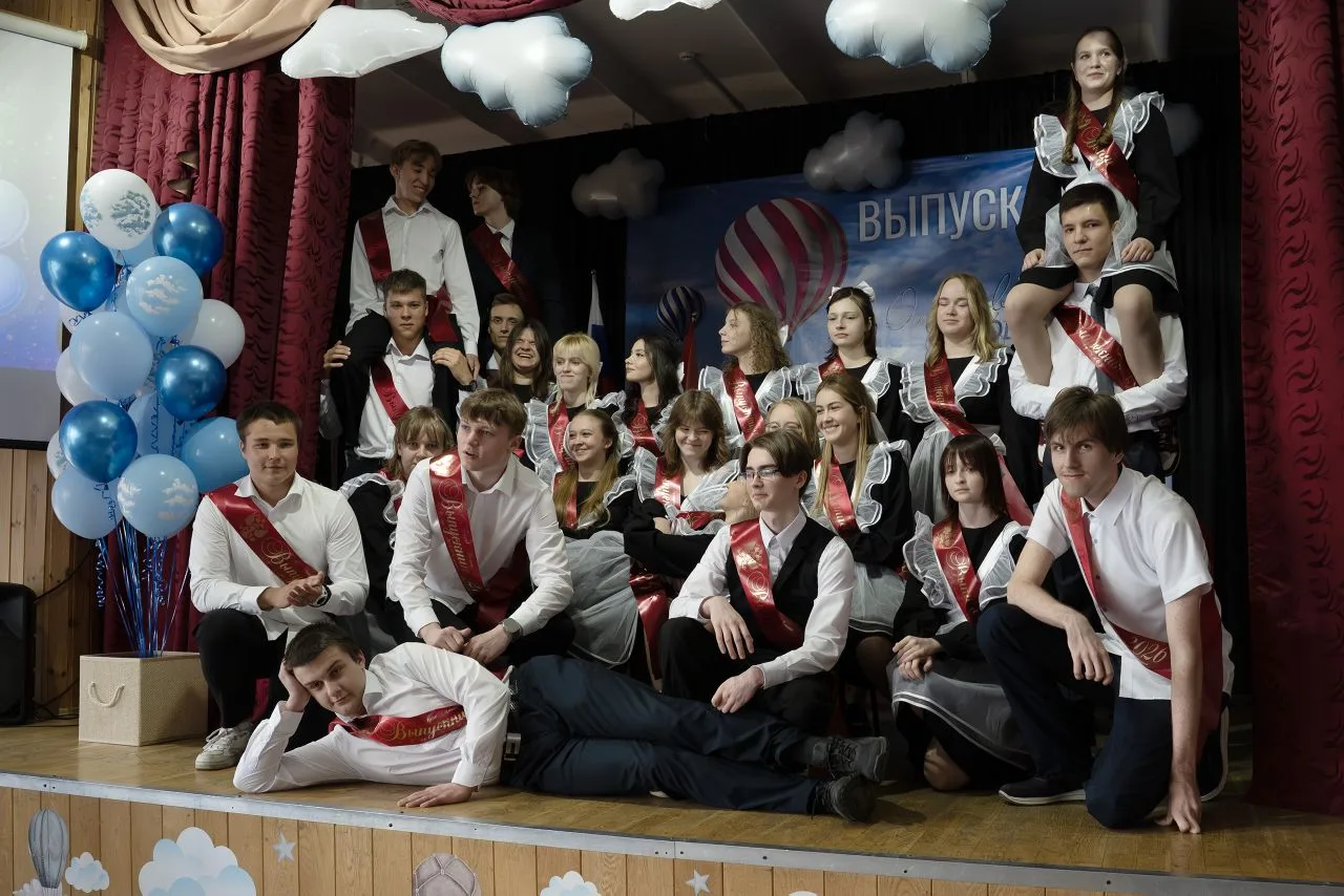Вот и прозвенел последний звонок для выпускников МАОУ гимназия 13! 🎓🕊