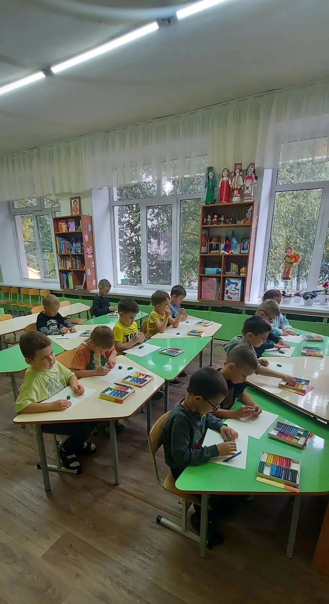 В подготовительной группе "Веснушки" прошло увлекательное занятие -лепка лягушки из пла...