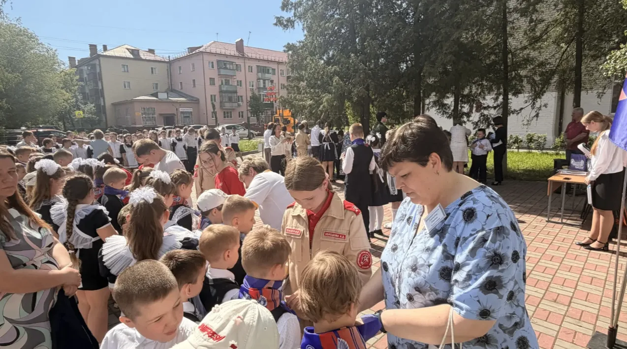 Во дворе школы № 43 прошёл яркий праздник «Орлята. Тимуровцы. Первые»  Торжество началось с посвящен