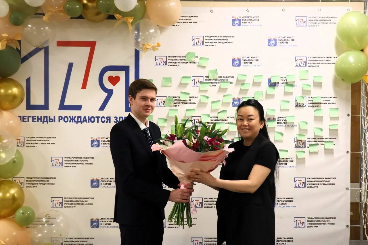 🌷 Школа № 17 встретила учителей цветами