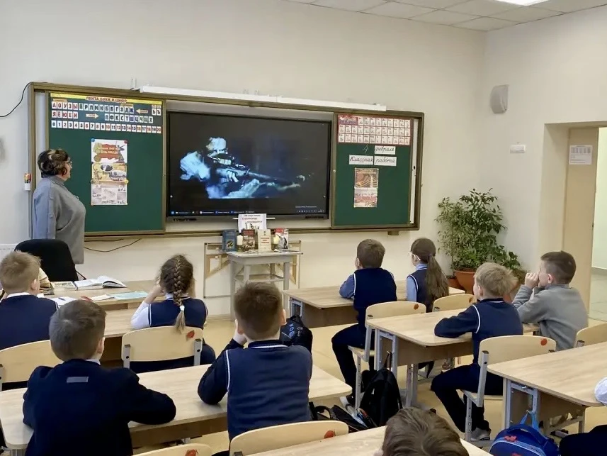 📚✨ В рамках Акции "200 минут чтения: Сталинграду посвящается" во 2"А" и 2"Б" классах прошло замечате