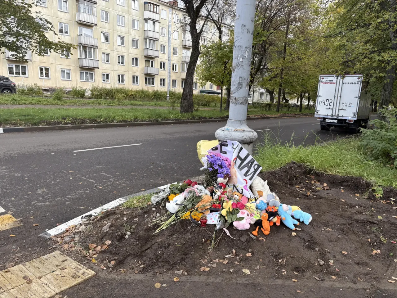 ЖЕЛЕЗНОГОРЦЫ НЕСУТ ЦВЕТЫ К МЕСТУ СМЕРТЕЛЬНОГО ДТП