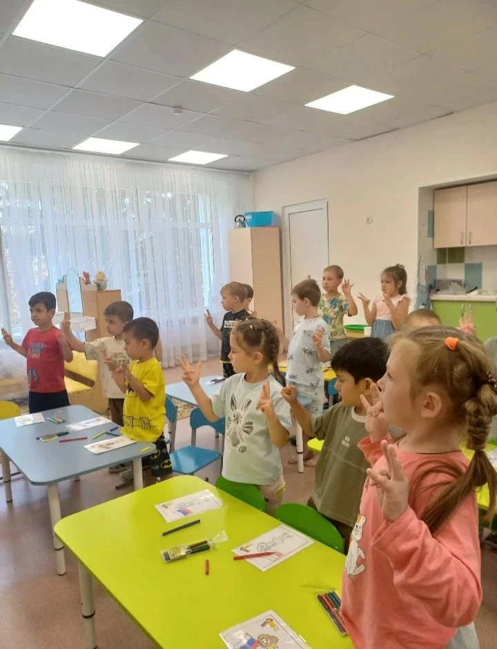 В группе «Радуга» прошёл яркий День флага. Дети посмотрели познавательный мультфильм об...