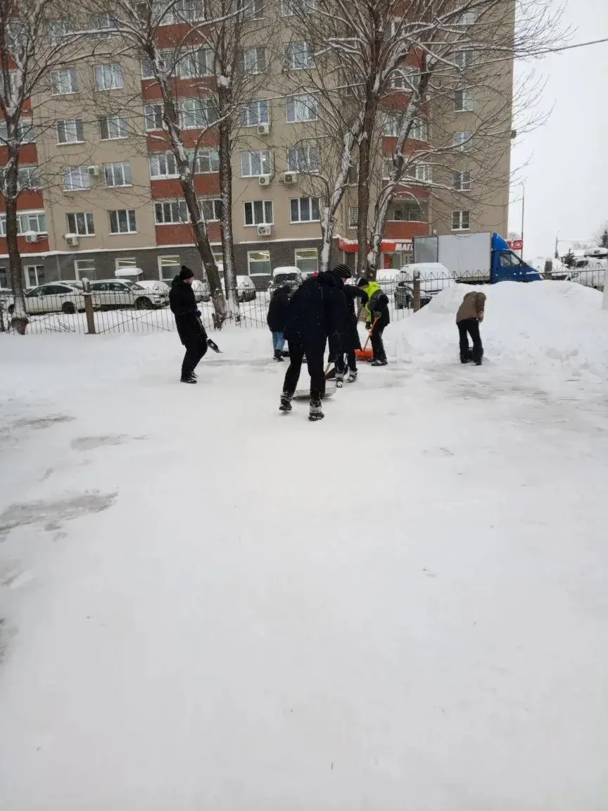 🌨️❄️ Уборка снега в нашем Лицее! ❄️🌨️  После сильного снегопада наша территория оказалась под толсты