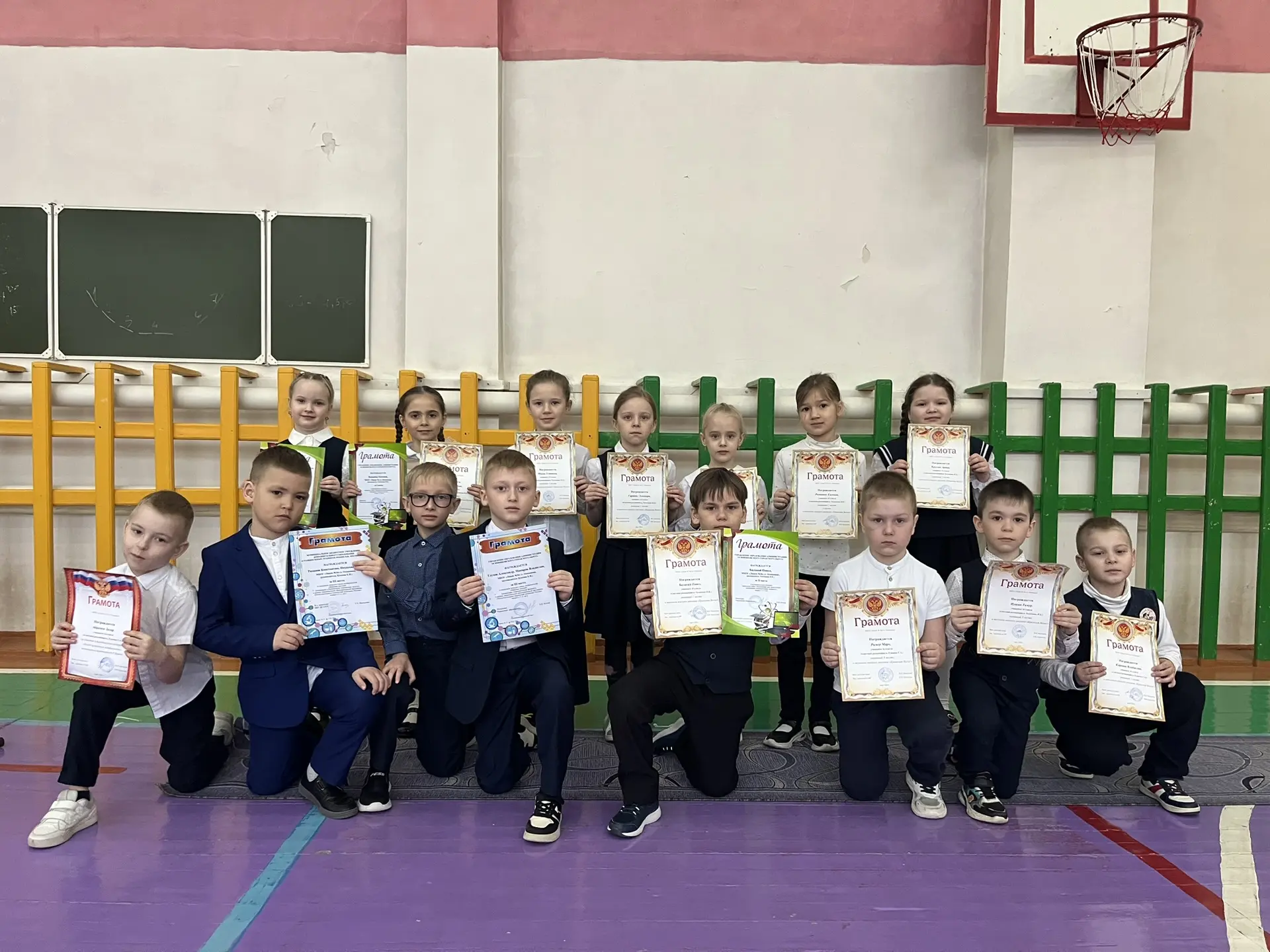 🇷🇺ФЛАГ РОССИИ-НАША ГОРДОСТЬ И СЛАВА! 💫Сегодня утро новой учебной недели по традиции началось с торже
