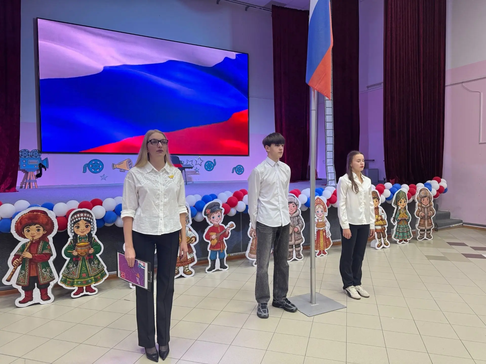 Каждый понедельник в нашей школе начинается с доброй традиции — торжественной церемонии...