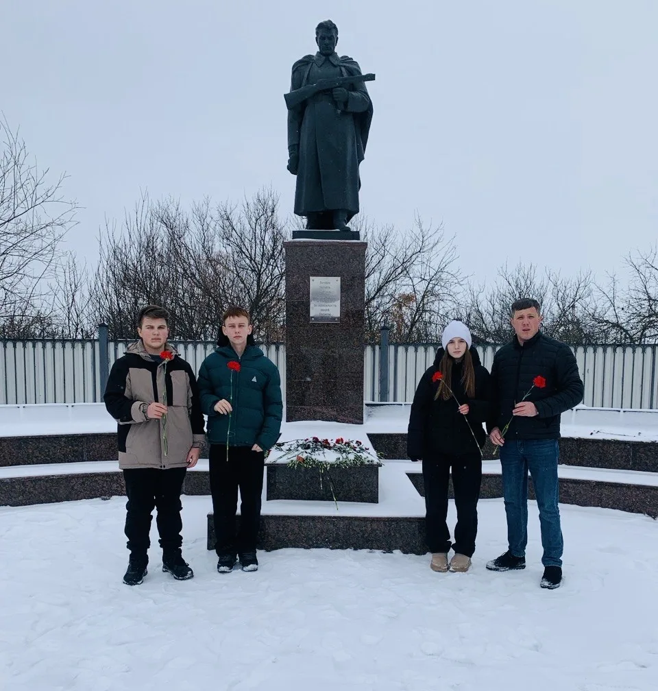 Мы помним подвиги защитников 🕯️   В преддверии Дня Защитника Отечества учащиеся 7А класса нашего ком