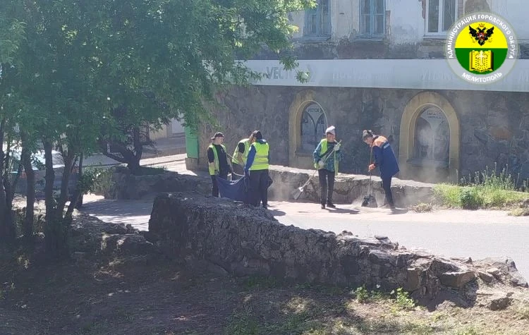 В Мелитополе привели в порядок сквер на улице Кирова  Сотрудники МКУ «Благоустройство» собрали скоше