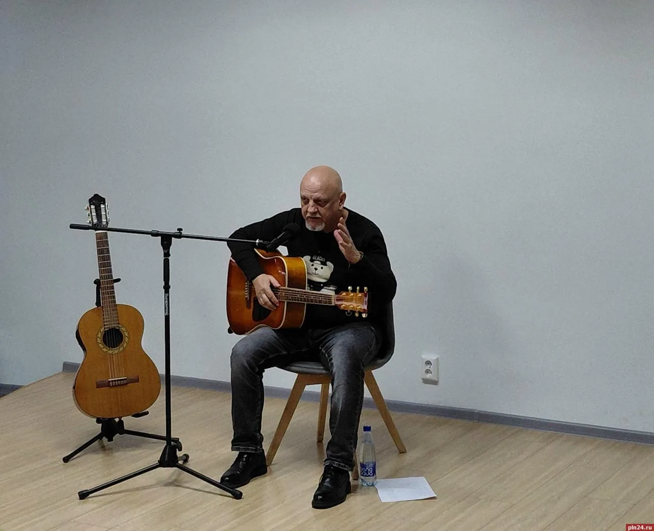 🎸📖 От Достоевского до Водолазкина: в Пскове прошёл творческий вечер барда Николая Рас...