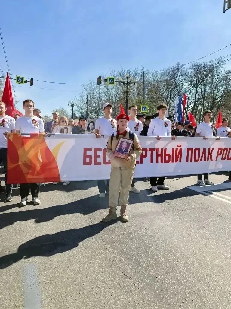 Сегодня юнармеец отряда «Гвардия»  Виолетта Баженова с гордостью принимает участие в торжественном ш