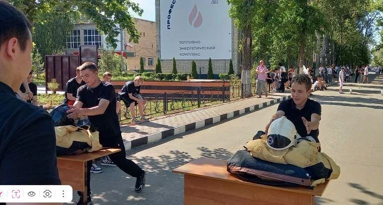 В Балаково на базе Губернаторского колледжа прошли соревнования юных пожарных дружин. У...