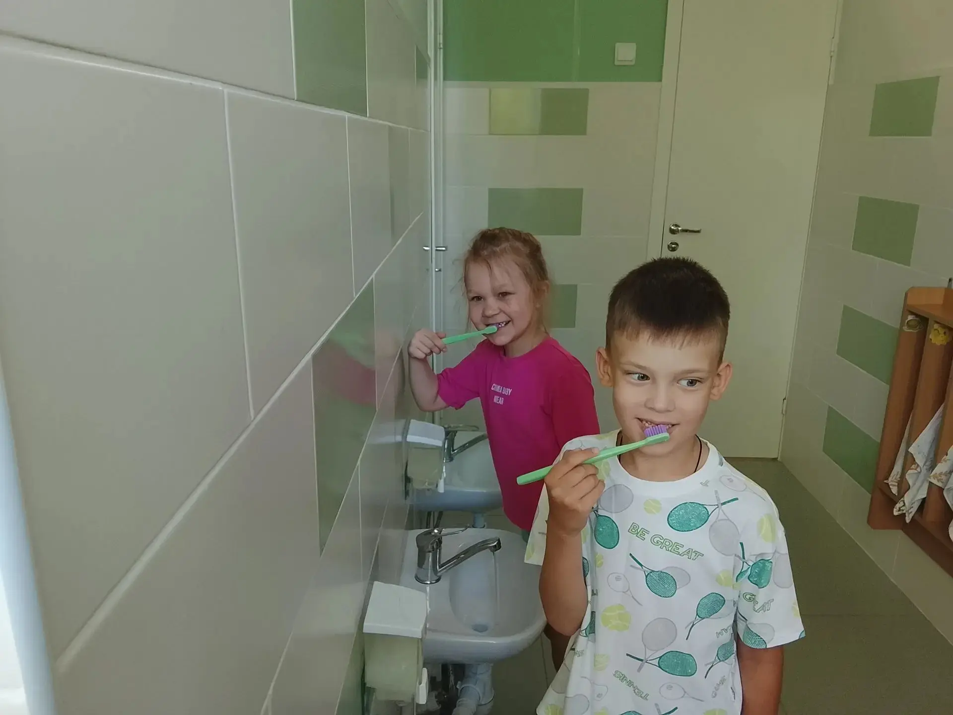 🦷 Гигиена зубов очень важна — и наши ребята это отлично знают! 😁

Они вспомнили главные правила чи
