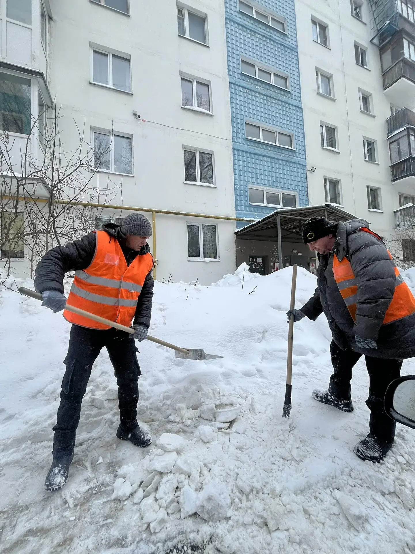 Продолжаем работы по очистке территорий от снега. ❄  Особое внимание уделяется входным группам и зон