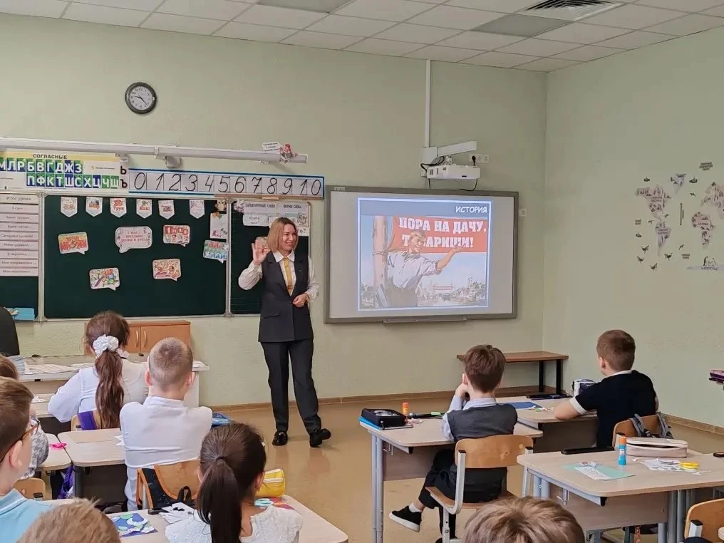 🧡 Весна и Труд — повод для радости!  Приближается 1 Мая, и в нашей школе уже вовсю царит праздничное