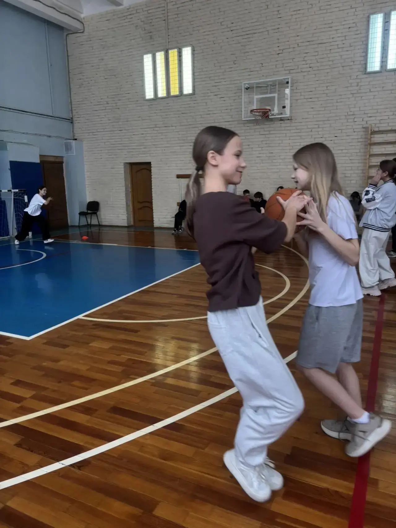 Зарядились здоровьем на все 100! 🏃‍♀️🏃‍♂️  Сегодня в стенах нашей любимой 175-й школы было жарко, ка