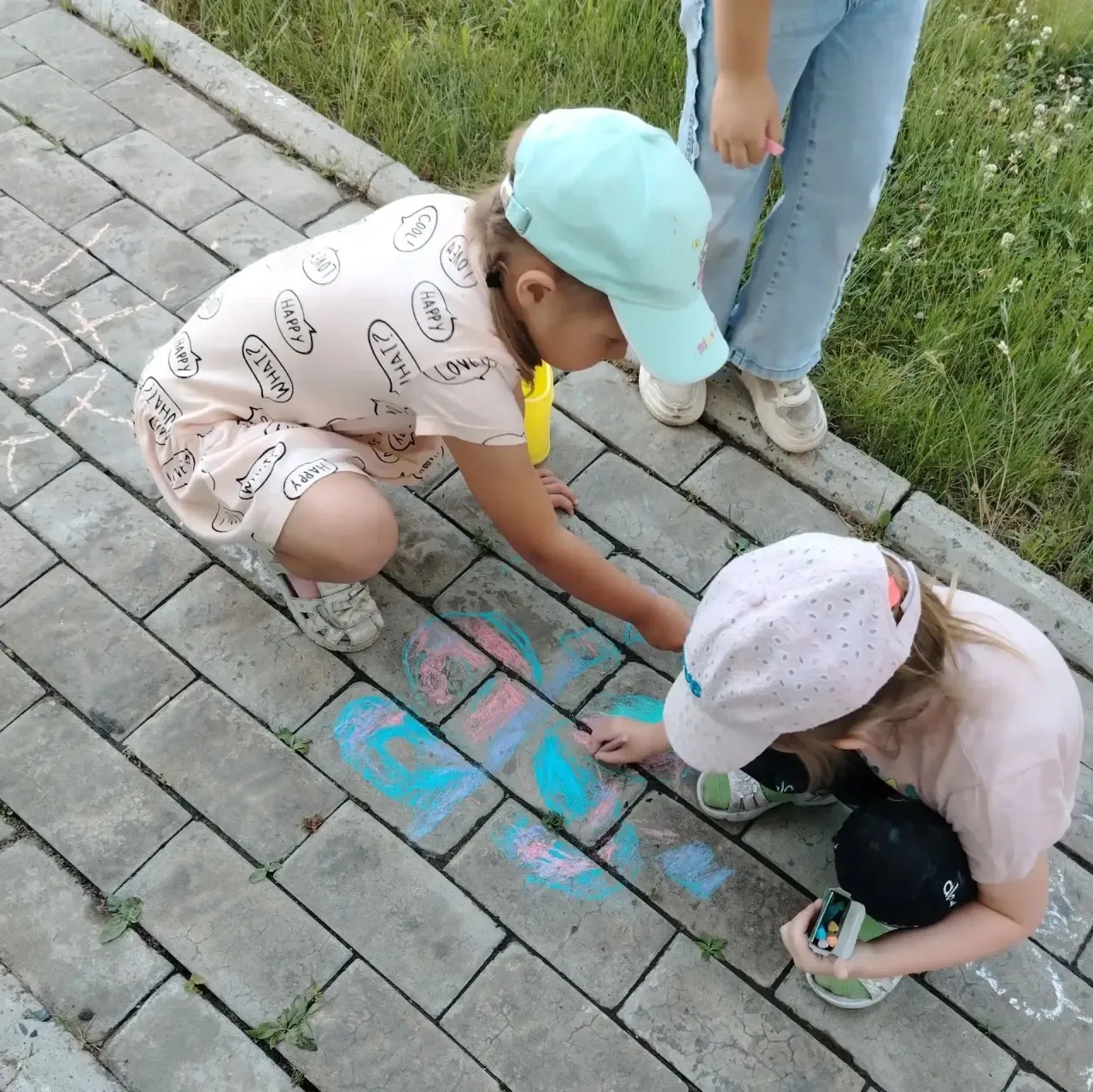 День рисования на асфальте — это  творческое мероприятие, которое традиционно проводится в детских с