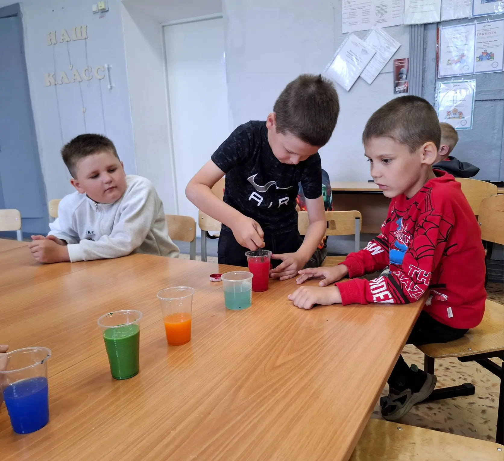 🔬🎨Безопасные опыты: цветные реакции!

Под руководством Кураш Светланы Геннадьевны ребята окунулись