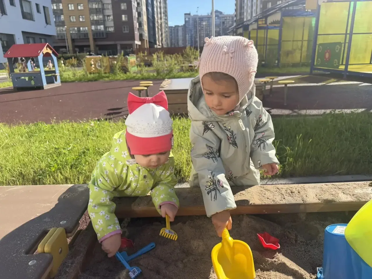 Первые осенние дни радуют наших малышей тёплым солнцем, свежим воздухом и интересными и...