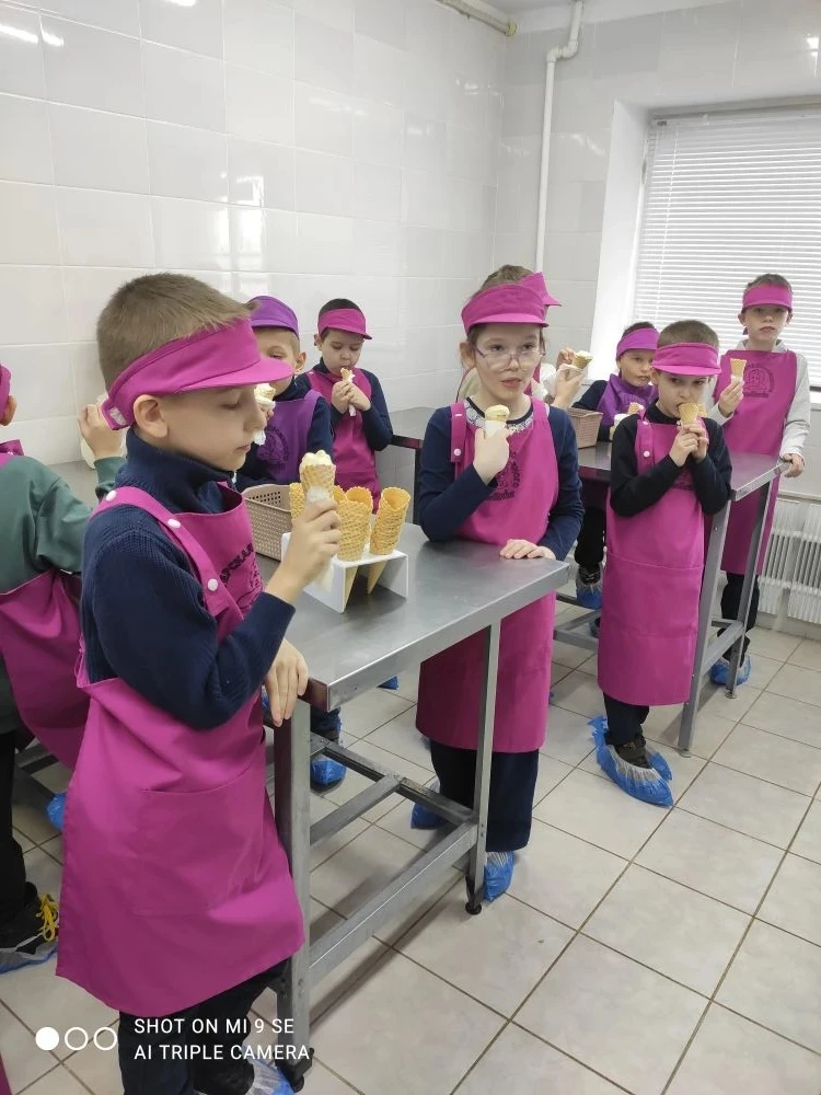 Вчера ребята 2 "В" класса  побывали на фабрике-мастерской мороженого JEMMARKA, где узнали его состав