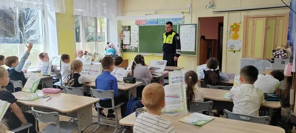 🚦 Безопасность начинается с малого: встреча с инспектором ПДД у первоклассников.