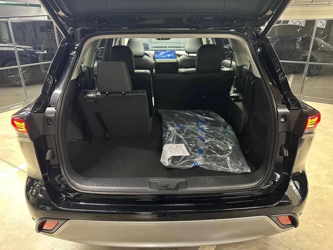 АКЦИЯ Toyota Highlander со скидкой 400.000   Стиль, комфорт и уверенность в каждой поездке Toyota Hi