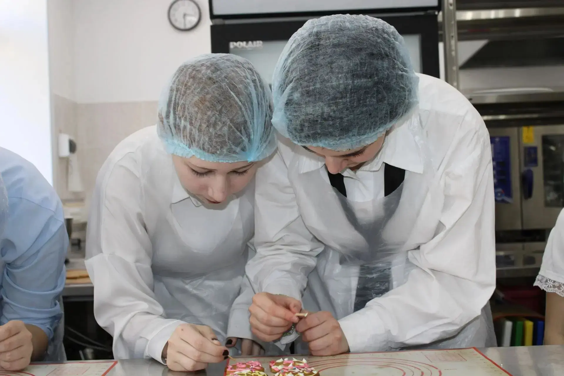 Сладкие профпробы: 8 «Г» в гостях у профессионалов! 🍪 Сегодня наши восьмиклассницы посетили Многопро