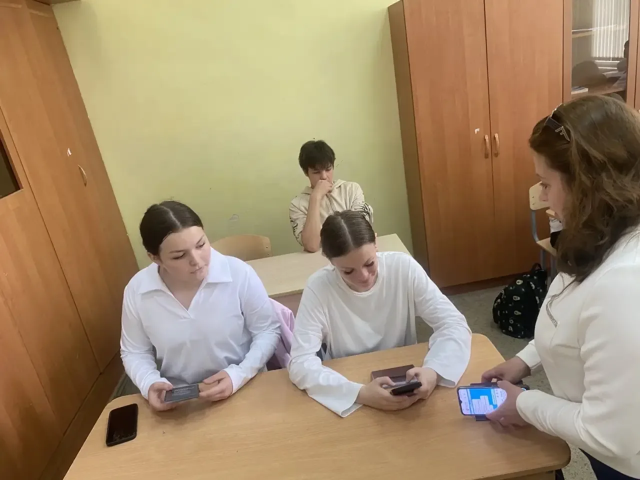 🎭 Культурный старт: семиклассники получили «Пушкинские карты»!  Отличные новости из жизни 7 «А» клас