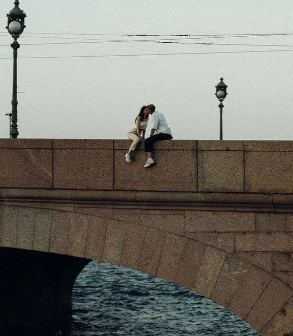 — быть может, во всём виновата осень; я ощущаю её сильнее, чем ты. осенью рвутся пакты ...