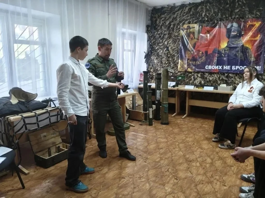 🇷🇺 07.05.2026г. Обучающиеся 8Б класа МБОУ лицей №3 посетили Центр Патриотизма 🇷🇺  Сотрудник Центра П