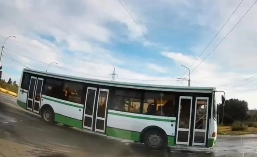 Нарушение автобусом ПДД на перекрестке прокомментировали власти города