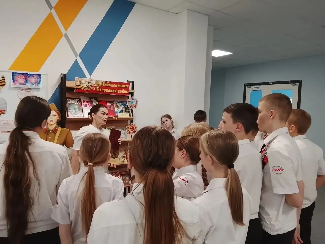 📚 Память, застывшая в строках  В преддверии Дня Победы лицеисты погрузились в мир литературы, посвящ