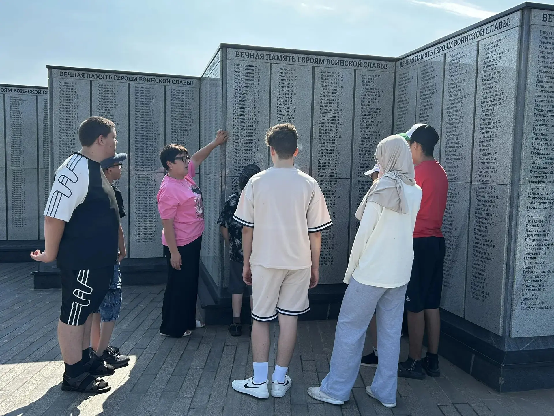 Проведение урока памяти "Годы уходят, но память жива" в Кукморском реабилитационном цен...