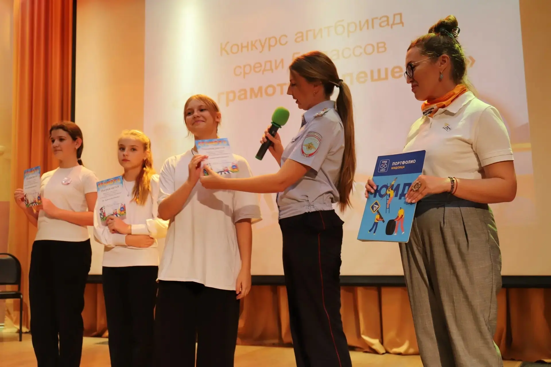 🚦 Безопасность на дороге: что думают наши старшеклассники?    Недавно мы провели анкетирование среди