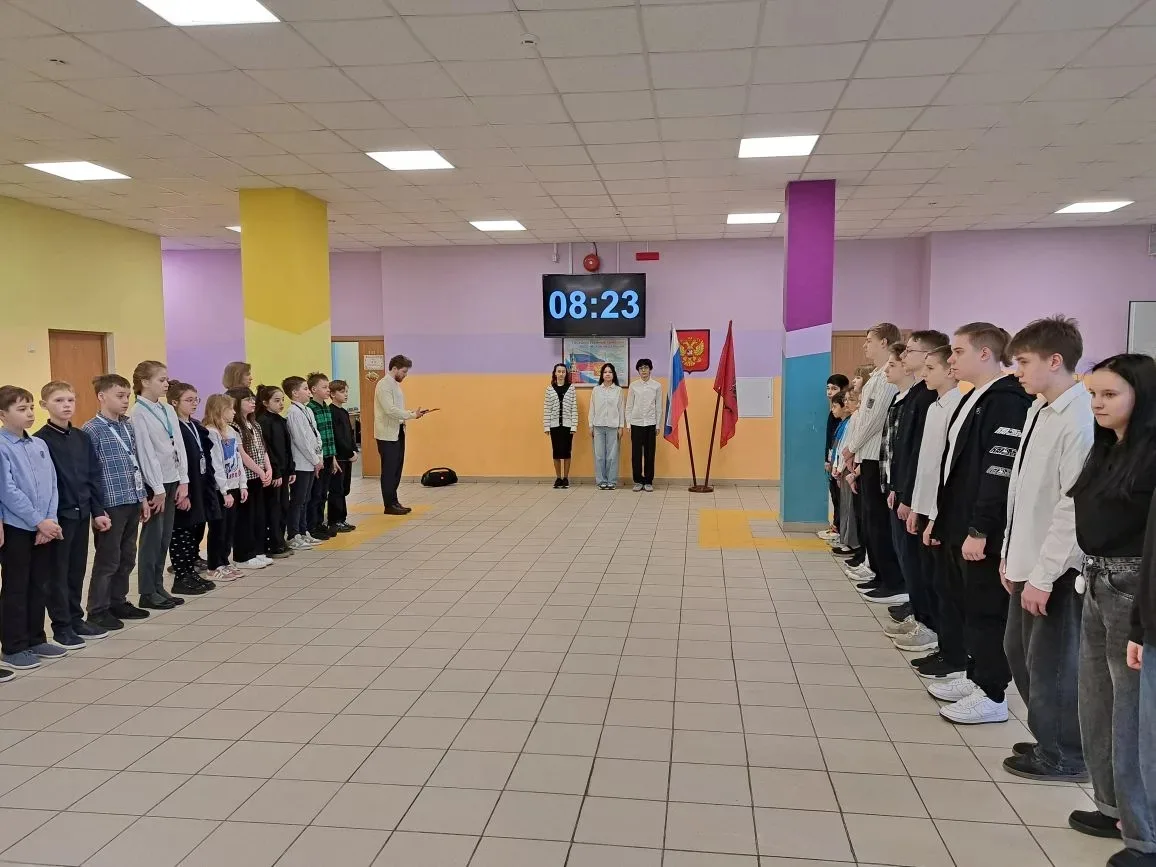 Церемония поднятия флага: торжественный старт недели  🇷🇺 В школе прошла торжественная церемония подн