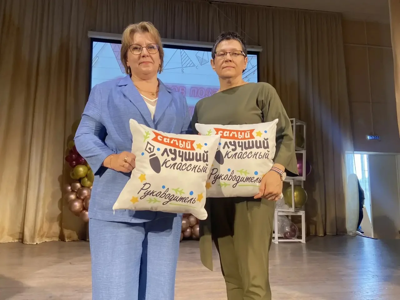 Сегодня в нашей школе прошла торжественная церемония вручения аттестатов учащимся 9-х классов. Позад