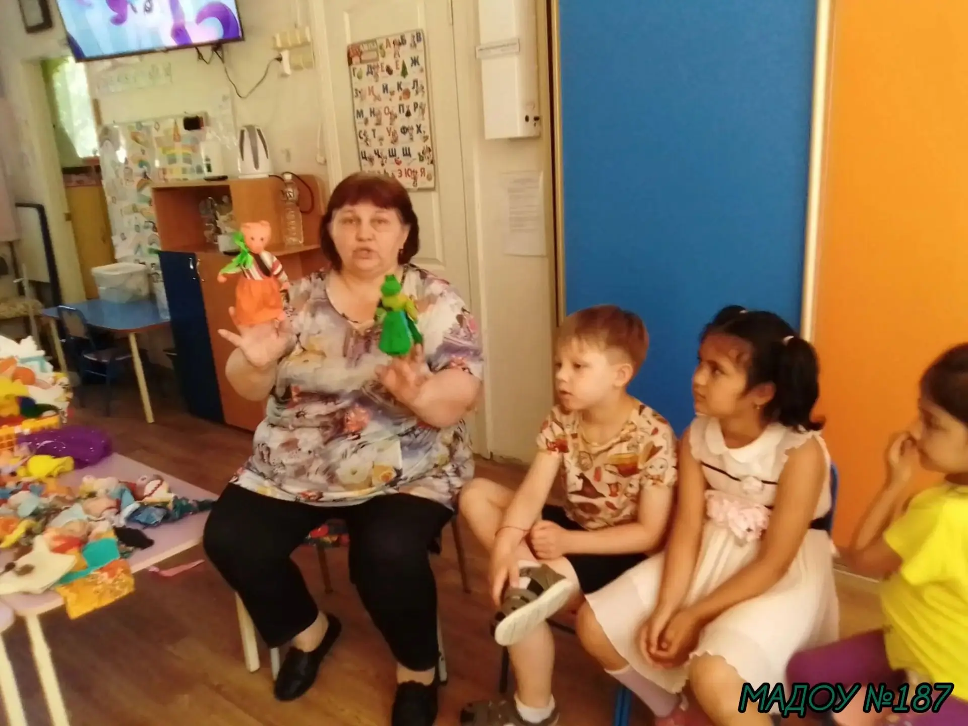 День театра. 🎭
Педагог группы №5 познакомила детей с  некоторыми видами театра. А также разыграли в