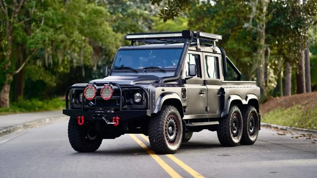 💪 🚗 В США продают безумный 6-колесный Land Rover Defender с мотором Ford на 700 сил