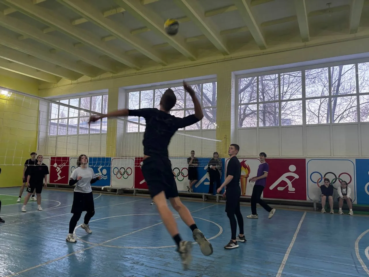 🏐 Волейбольная битва! Сегодня в нашей школе прошло захватывающее первенство по волейболу среди 8-11 