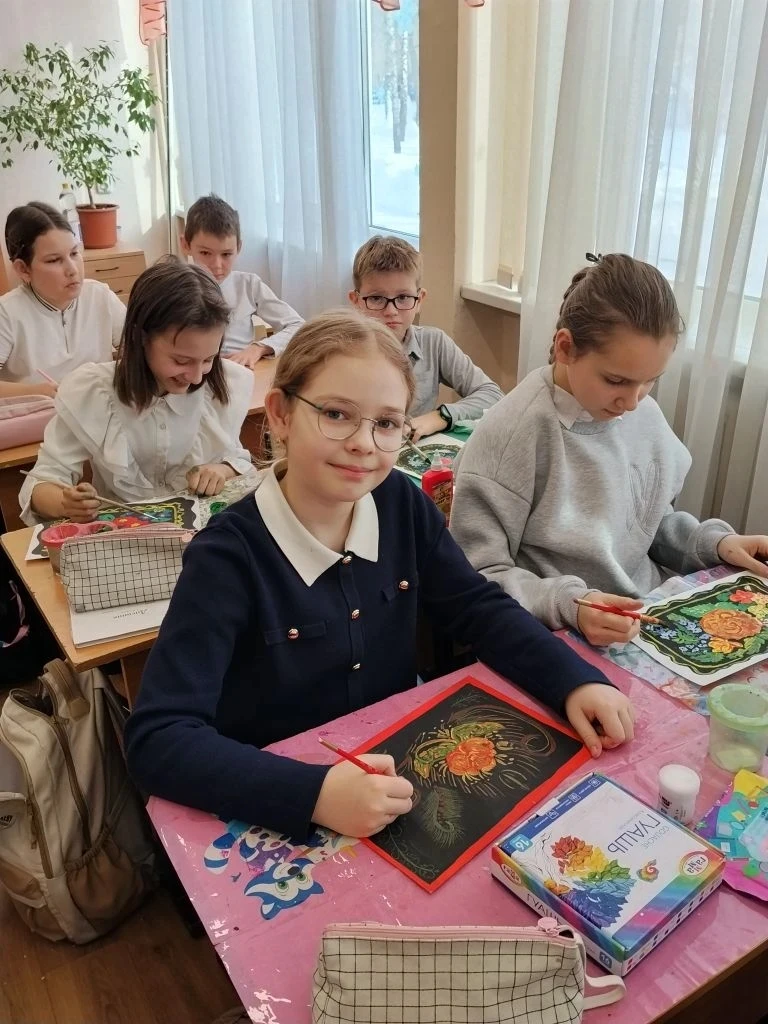 🎨  В школе прошёл мастер-класс по жостовской росписи: ребята прикоснулись к народным промыслам Подмо